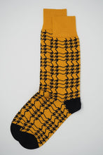 Load image into Gallery viewer, HOUNDSTOOTH MEN&#39;S SOCKS - BUTTERSCOTCH
