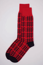 Load image into Gallery viewer, HOUNDSTOOTH MEN&#39;S SOCKS - CHERRY

