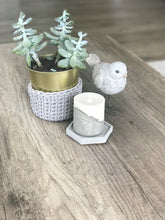 Load image into Gallery viewer, Concrete tray // Concrete organizer // Concrete jewelry display // Modern tray // Desk decoration
